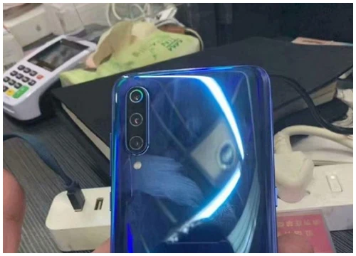 Xiaomi Mi 9 lộ hình ảnh thực tế: Màn hình waterdrop, 3 camera sau, cảm biến vân tay dưới màn hình