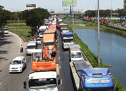 5 ô tô tông nhau, giao thông ở cửa ngõ Sài Gòn &quot;tê liệt&quot;