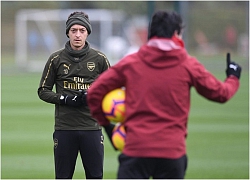 Bị đuổi, Ozil vẫn quyết bám trụ tại Arsenal