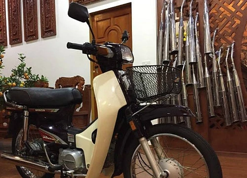 Chiêm ngưỡng Honda Dream Thái đời 2002 mới chạy 31 km trị giá 8 cây vàng tại Hà Nội