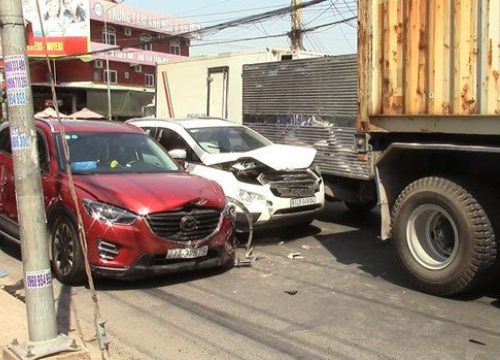 Mazda CX-5 tông hàng loạt phương tiện, 2 vợ chồng nhập viện