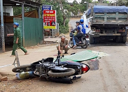 Thanh niên tông vào biển hiệu ngã ra đường, bị xe ben cán tử vong