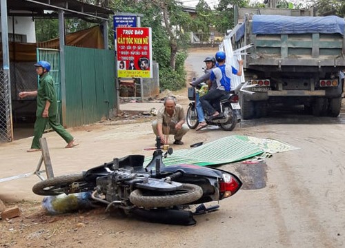 Thanh niên tông vào biển hiệu ngã ra đường, bị xe ben cán tử vong