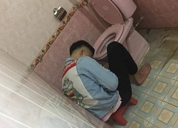 Chồng nhậu say bí tỉ, vợ cao tay trải sẵn mền gối trong toilet cho nằm để tiện đường nôn oẹ