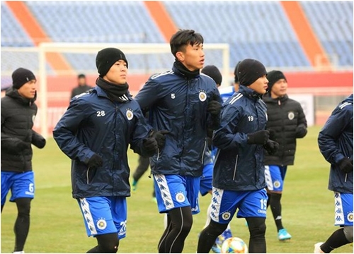 Dàn cầu thủ Hà Nội FC luyện tập trong giá rét trước trận gặp Shandong Luneng