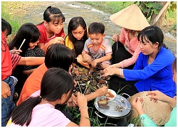 Mấy bé nhỏ Mò Ốc cả buổi mới được 1 thau ra đồng luộc ăn cho mát