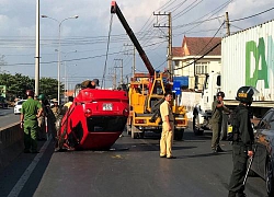 Nhiều người khóc gào trong ô tô lật ngửa sau va chạm khủng khiếp với xe ben