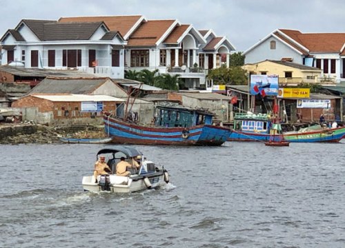 Quảng Ngãi: Tàu cá nghênh ngang neo đậu giữa luồng cảng Sa Kỳ