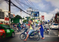 &#8220;Bao đồng&#8221; như người Sài Gòn: Thấy bà cụ khệnh khạng đẩy xe lăn qua đường, thanh niên vác luôn xe máy ra làm lá chắn