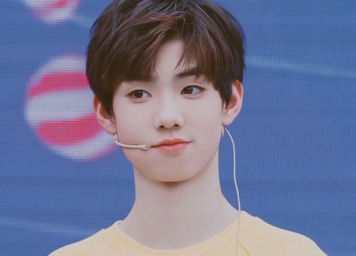 Bóc phốt đàn em của TFBoys: Bị đuổi khỏi công ty vì 15 đuổi đã yêu đương, kiếm tiền nhờ việc trở thành "cò bán vé"