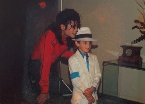 Đại diện Michael Jackson khởi kiện nhà phát hành phim tố ấu dâm