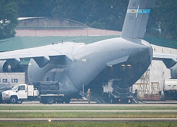 Hàng trăm mật vụ Mỹ bước ra khỏi C-17 xuống sân bay Nội Bài