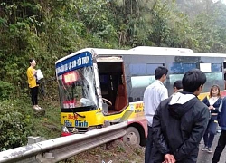 Hòa Bình: Xe bus lao ra vệ đường, hành khách hốt hoảng