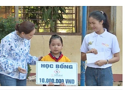 Hồng Tơ xúc động trước những hoàn cảnh khó khăn trong 'Mở cửa tương lai'