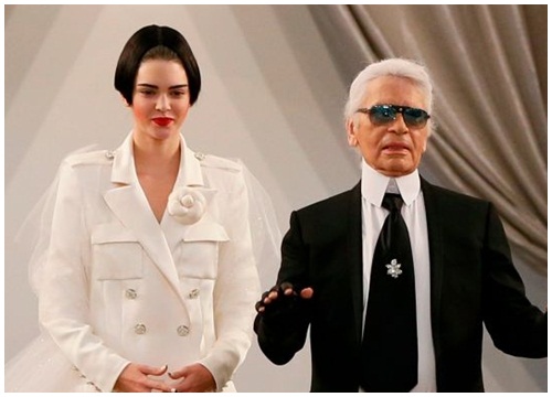 Những bức ảnh tái hiện sự nghiệp 65 năm thiết kế của Karl Lagerfeld