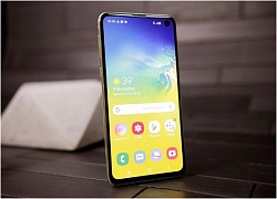 Samsung Galaxy S10e đẹp thế này, iPhone Xr còn ế dài