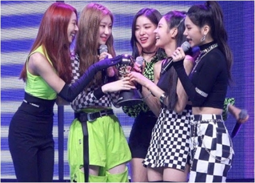 Sau màn giật cup ấn tượng của ITZY, fan KPOP tin rằng TXT sẽ 'hóa rồng' nếu phá được kỷ lục huyền thoại của WINNER