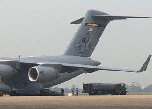 Thêm 3 'ngựa thồ' C-17 hạ cánh xuống Nội Bài