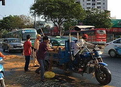 Cảnh sát giao thông TP.HCM rải cát, dọn đường cho dân đi