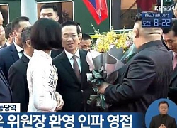 Cô gái tặng hoa cho ông Kim Jong Un: "Em thấy ông Kim là một người rất thân thiện"