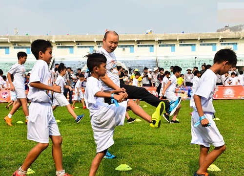 HLV Park Hang-seo "gieo ước mơ" cho trẻ em đam mê bóng đá tại An Giang