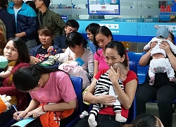 Nghệ An: Quá tải người đưa trẻ đến tiêm vaccine "6 trong 1"