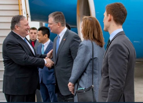 Ngoại trưởng Mỹ Mike Pompeo tới Hà Nội bằng "Không lực 2"