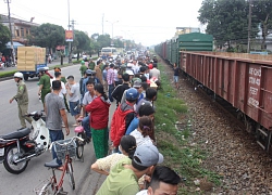 Nhiều người bất lực nhìn cụ ông bị đoàn tàu tông chết thảm