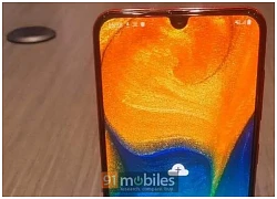 Samsung Galaxy A50 và Galaxy A30 lộ ảnh thực tế: Màn hình Infinity-U, A50 có cảm biến vân tay dưới màn hình và 3 camera