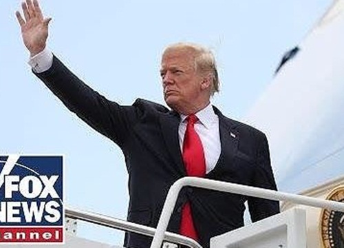 Tổng thống Mỹ Donald Trump lên chuyên cơ Không lực Một tới Việt Nam