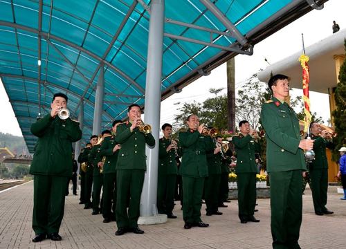 Video: Ông Kim Jong-un tươi cười vẫy tay chào người dân Lạng Sơn