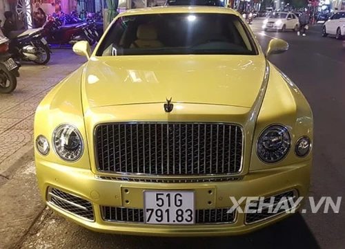 Bắt gặp Bentley Mulsanne EWB màu độc dạo phố đêm Sài Gòn