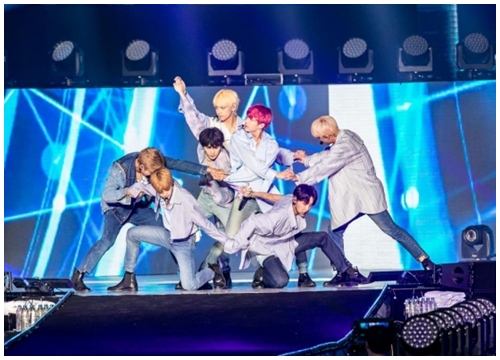 Cơn khát vé concert của BTS lên tới đỉnh điểm, ARMY tuyệt vọng vì vé chợ đen bị đội giá lên gấp... 60 lần!