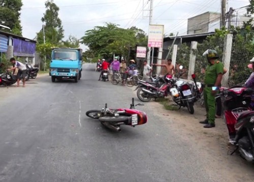 Công an xã tay không bắt tên cướp táo tợn