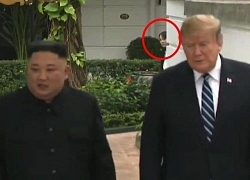 Khoảnh khắc em gái Kim Jong-un nấp sau tường, nhìn trộm anh trai và Trump