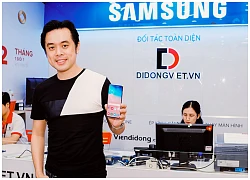 Nhạc sĩ Dương Khắc Linh đặt mua Galaxy S10 Plus tại Di Động Việt tặng Sara Lưu dịp 8/3