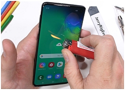 Sẽ thế nào khi "tra tấn" siêu phẩm Galaxy S10 bằng dao rọc giấy, hơ lửa và bẻ cong?