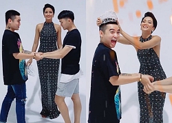 &#8216;Cười ngất&#8217; khi tham gia buổi &#8216;diễn tập&#8217; trao lại vương miện Miss Universe Vietnam của Hoa hậu H&#8217;Hen Niê