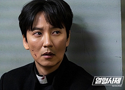 Gặp nạn 3 lần, Kim Nam Gil phải nhập viện vì gãy xương sườn khi quay phim 'Linh mục nhiệt huyết'