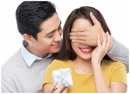 Gợi ý quà tặng vợ dịp 8/3 sẽ khiến nàng "ôm chầm lấy bạn" vì bất ngờ và hạnh phúc