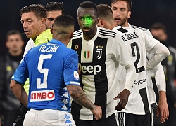 Hành vi đáng lên án: Fan Napoli cả gan chiếu đèn laser vào mặt trọng tài lẫn đồng đội của Ronaldo