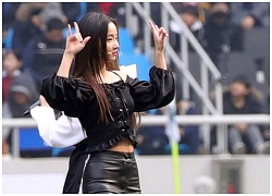 Momoland biểu diễn trong trận đấu của đội Công Phượng tại K.League