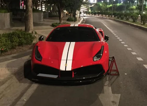 Siêu xe Ferrari 488 GTB SVR độc nhất Việt Nam bị khoá bánh xe tại gần toà nhà cao nhất Việt Nam