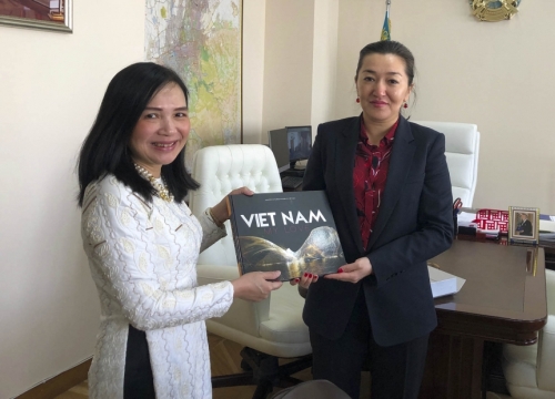 Đại sứ Nguyễn Thị Hồng Oanh thăm và làm việc tại thành phố Almaty và Kapshagay