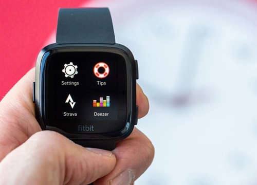 Fitbit Versa và Apple Watch: Nên chọn smartwatch nào?