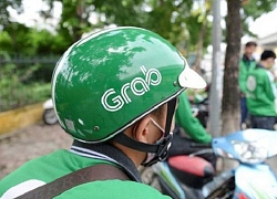 Cảnh sát hóa trang thành tài xế Grab 'tung cước' bắt nhóm đối tượng mang theo dao bầu dàn cảnh cướp túi xách