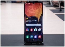 Galaxy A60 lần đầu lộ ảnh: Màn hình Infinity-U, 3 camera mặt sau