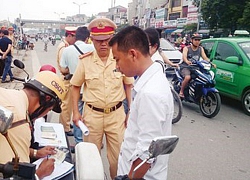 Hà Nội 'mạnh tay' phạt vi phạm về mũ bảo hiểm, xử nặng công chức để răn đe