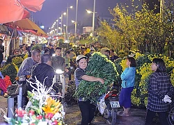 Hình ảnh náo nhiệt tại chợ hoa lớn nhất Hà Nội trước ngày 8.3