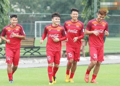 Sau trận Derby thủ đô, các cầu thủ của Viettel và Hà Nội FC cùng nhau cười đùa trên sân tập của U23 Việt Nam